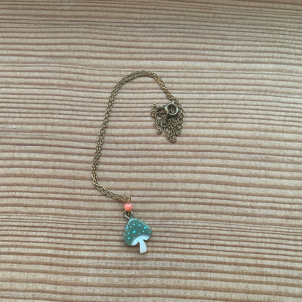 Handpainted mother of pearl mushroom necklace, dead stock, mushroom 70s